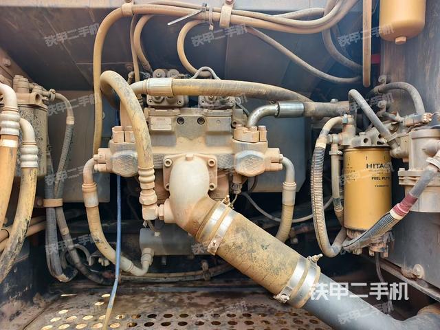 液压泵舱室正面整体（整机外观）