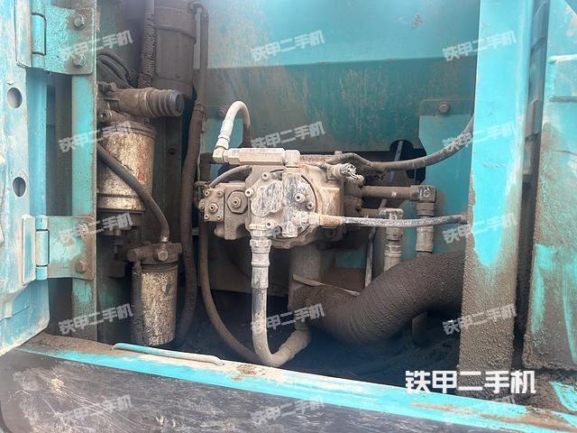 液壓泵艙室正面整體（整機外觀）