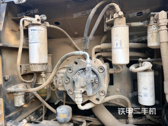 液压泵舱室正面整体（整机外观）