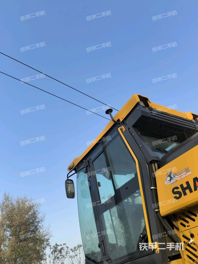 右侧正面照（压路机驾驶室）