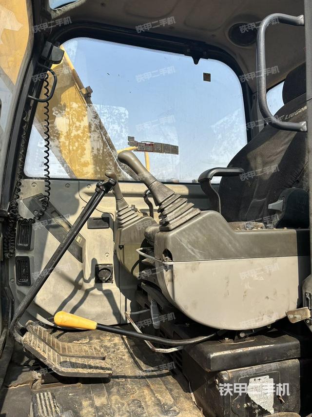 驾驶室顶部（整机外观）