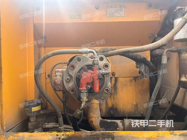 液压泵舱室正面整体（整机外观）