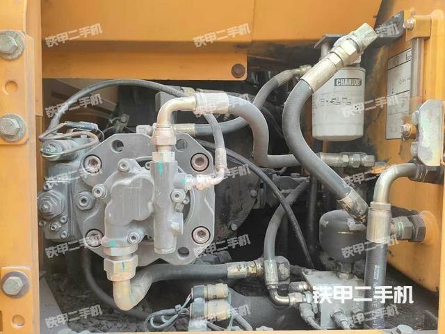 液压泵舱室正面整体（整机外观）