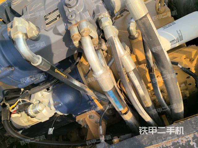 发动机左侧全景（压路机发动机舱）