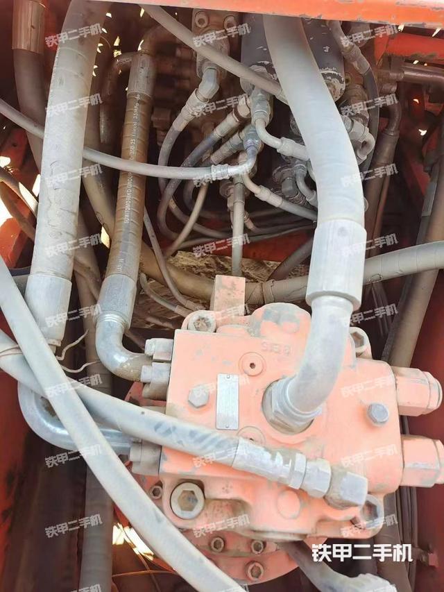 回转马达和主控阀（整机外观）