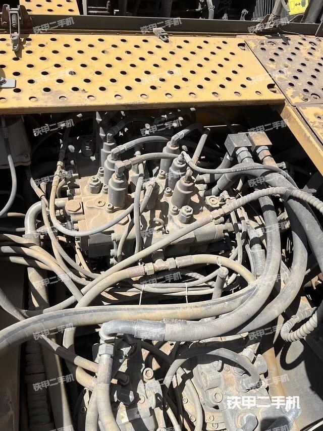 回转马达和主控阀（整机外观）