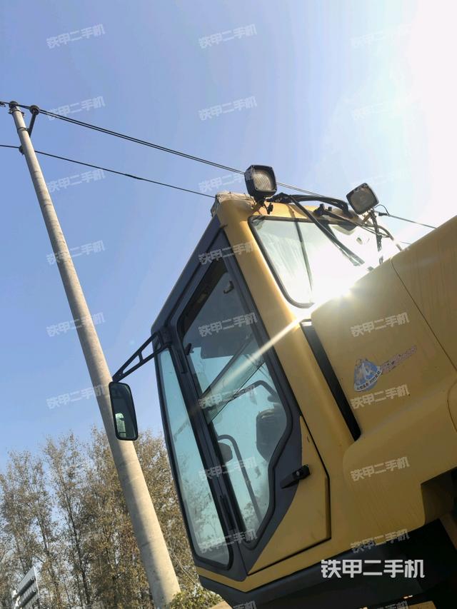 右側(cè)正面照（壓路機(jī)駕駛室）