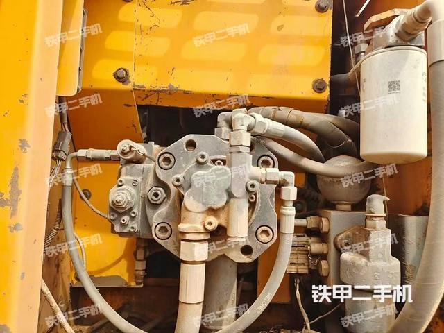 液压泵舱室正面整体（整机外观）