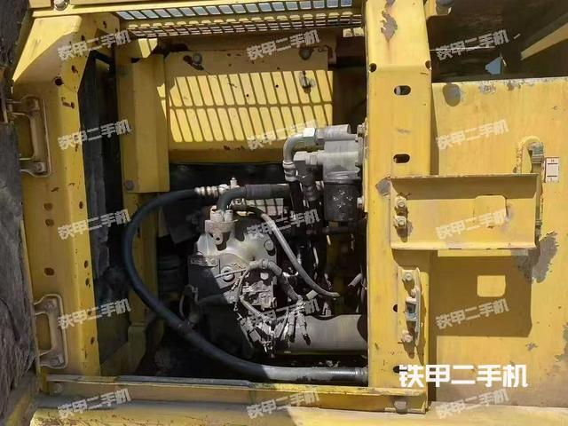 液压泵舱室正面整体（整机外观）