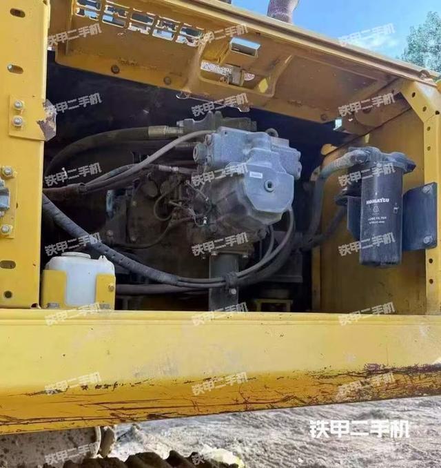 液压泵舱室正面整体（整机外观）