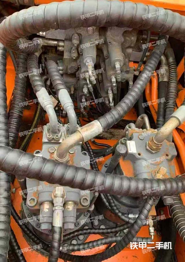 回转马达和主控阀（整机外观）