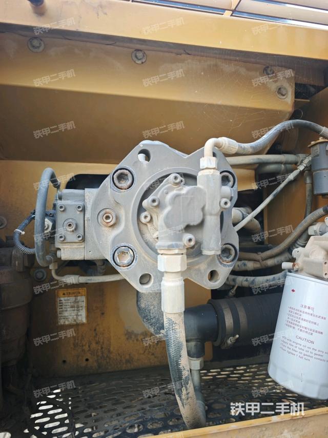 液压泵舱室正面整体（整机外观）