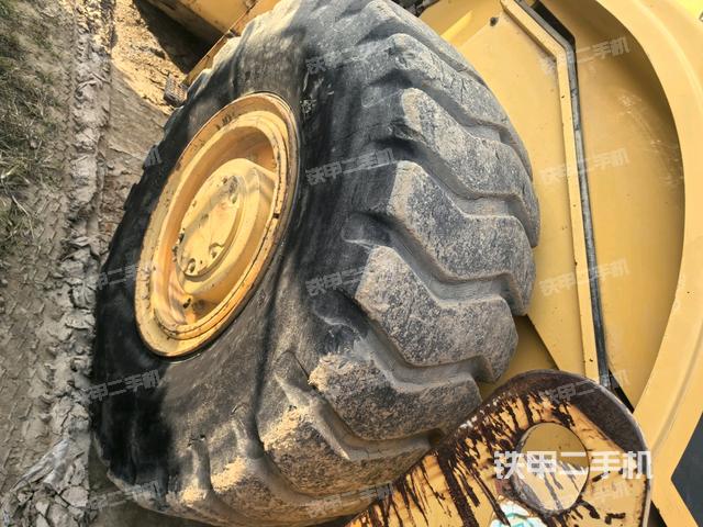 前輪右側(cè)減震塊連接及部件（壓路機前后車架）