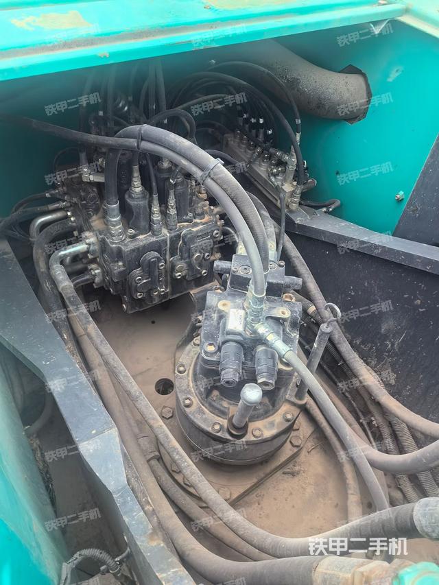 回转马达和主控阀（整机外观）