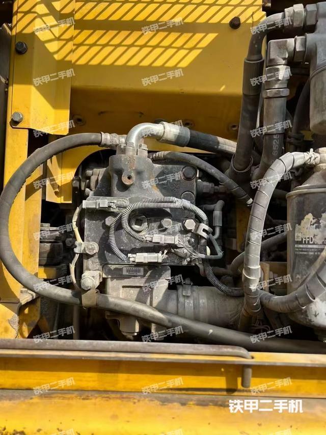 液压泵舱室正面整体（整机外观）