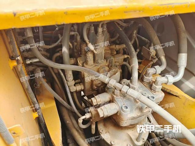 回转马达和主控阀（整机外观）