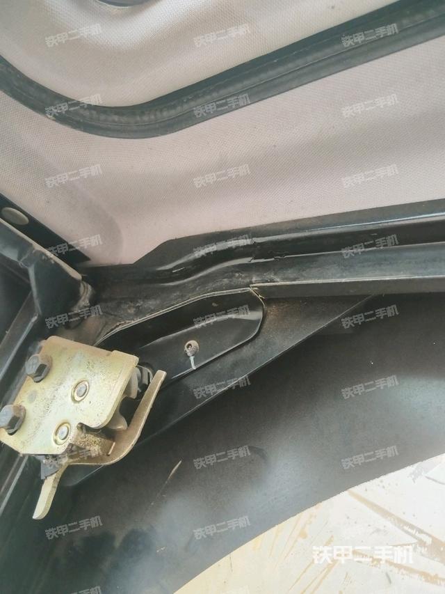行走控制手柄和踏板?俯拍（駕駛室部分）