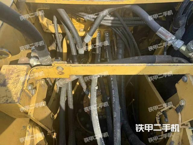 回转马达和主控阀（整机外观）