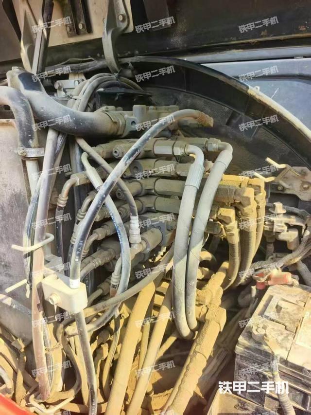 回转马达和主控阀（整机外观）