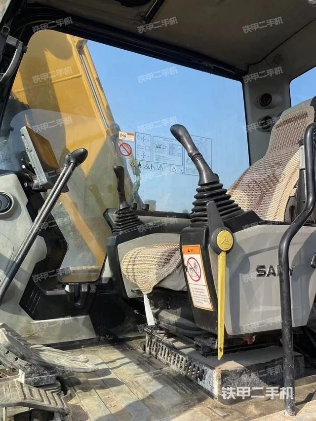 駕駛室整體（整機外觀）