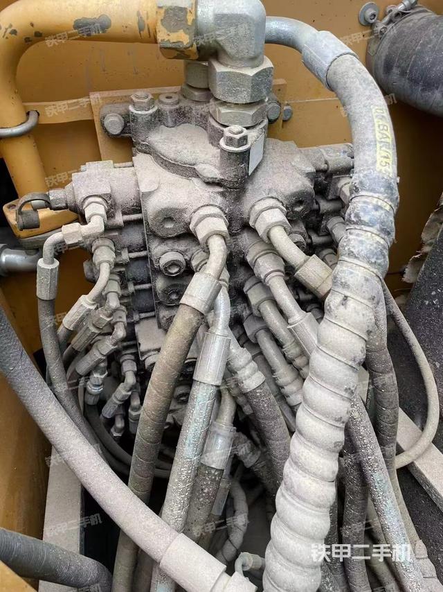 回转马达和主控阀（整机外观）