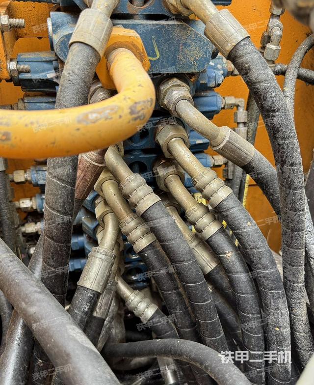 回转马达和主控阀（整机外观）