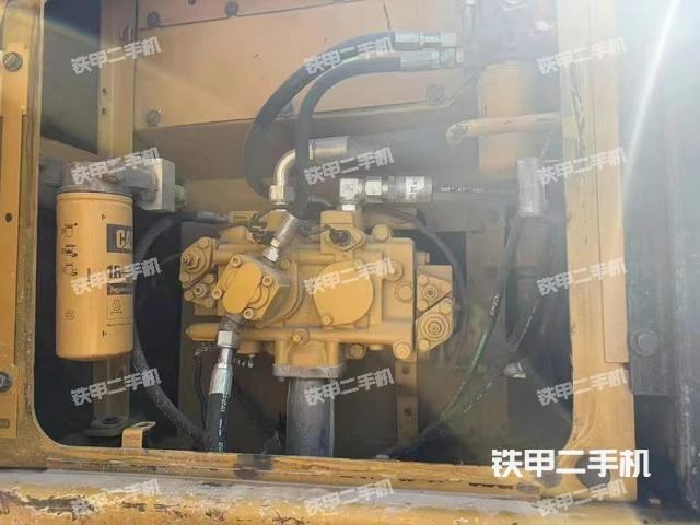 液压泵舱室正面整体（整机外观）