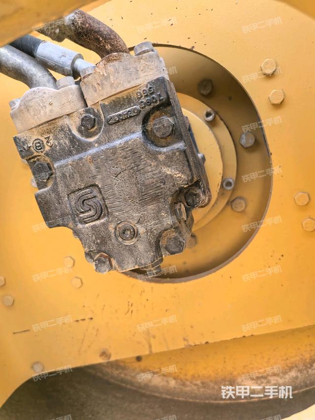 后輪左側(cè)全景（壓路機前后車架）