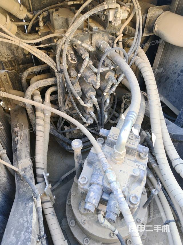 回转马达和主控阀（整机外观）