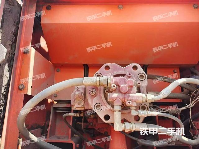 液压泵舱室正面整体（整机外观）