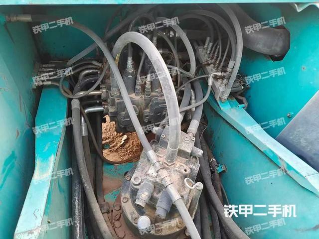 回轉(zhuǎn)馬達(dá)和主控閥（整機(jī)外觀）