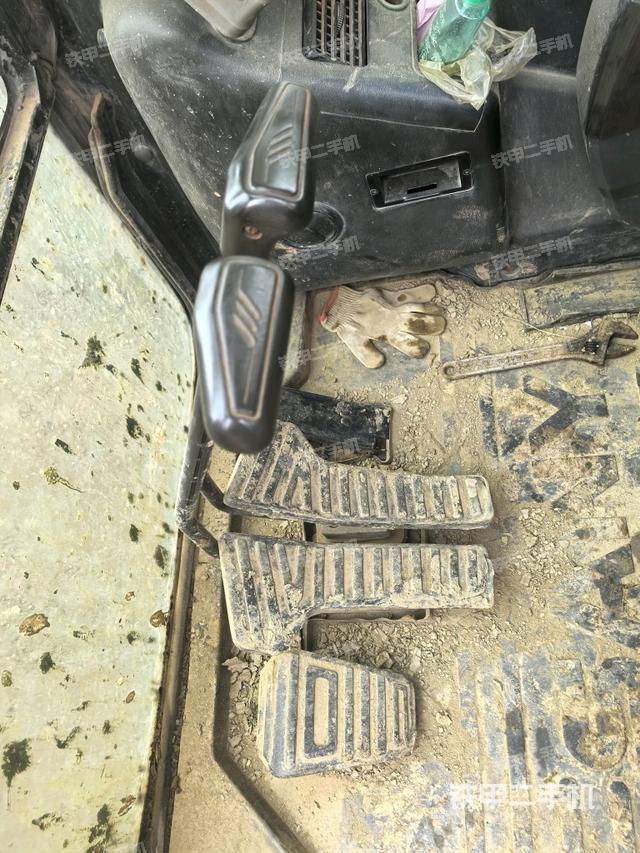 行走控制手柄和踏板 俯拍（驾驶室部分）