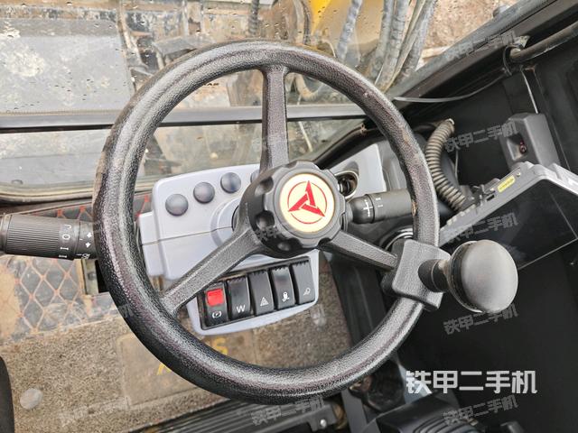 行走控制手柄和踏板 俯拍（驾驶室部分）