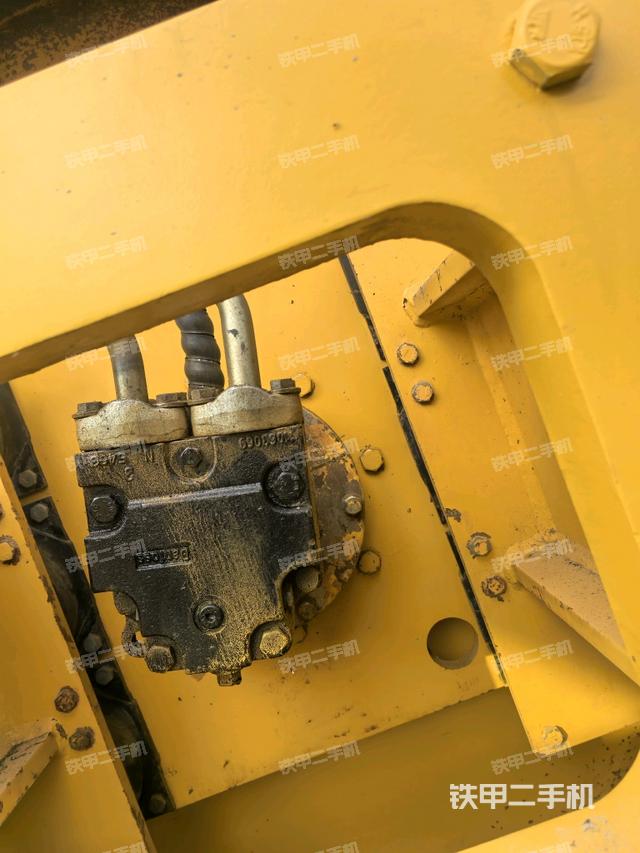 后輪右側(cè)全景（壓路機(jī)前后車架）