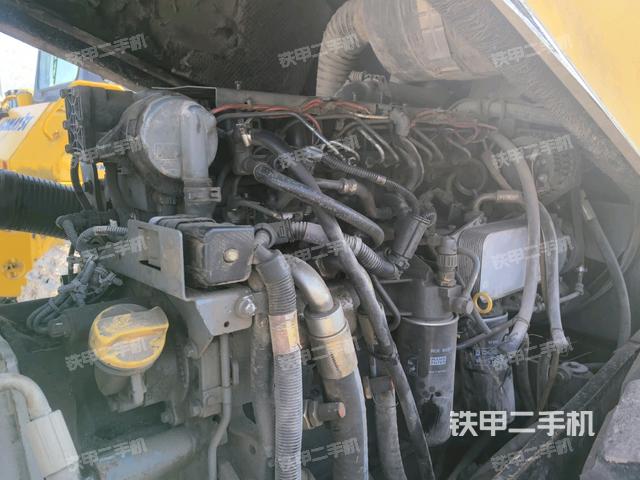 发动机上部全景（压路机发动机舱）