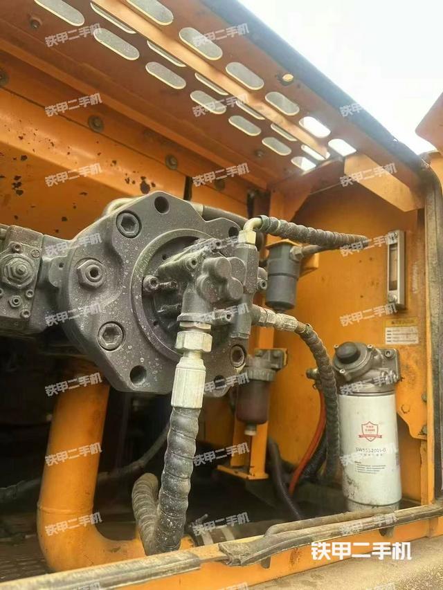 液压泵舱室正面整体（整机外观）