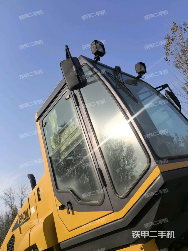 左側(cè)正面照（壓路機(jī)駕駛室）