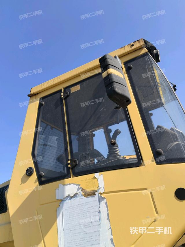 左侧正面照（压路机驾驶室）