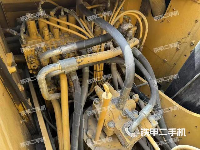 回转马达和主控阀（整机外观）