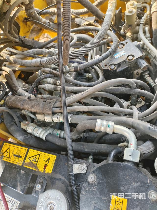 液壓泵艙室正面整體（整機外觀）