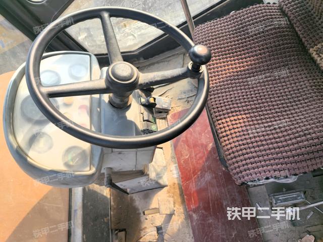 操作台全景（压路机驾驶室）