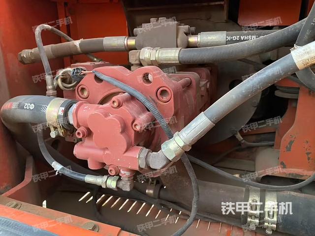 液压泵舱室正面整体（整机外观）