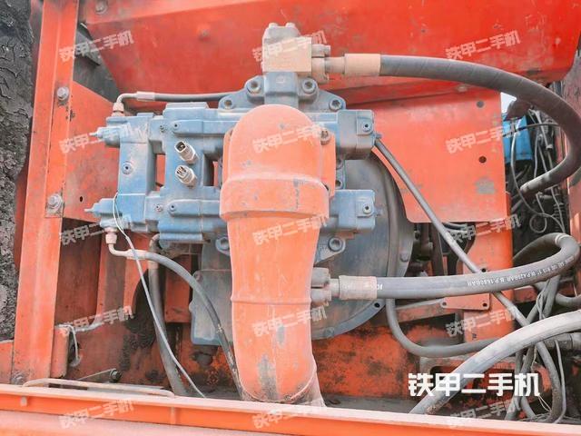 液压泵舱室正面整体（整机外观）