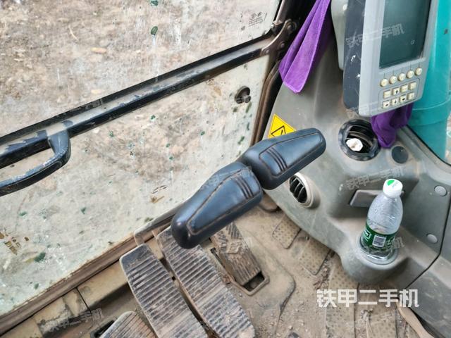 行走控制手柄和踏板 俯拍（驾驶室部分）