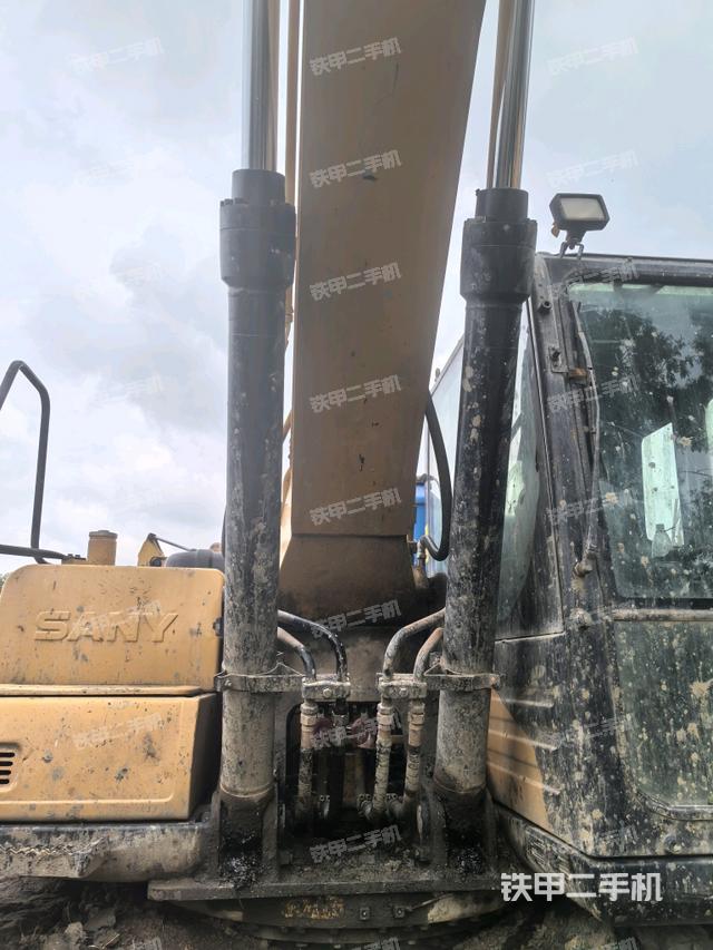 大臂油缸整体 竖拍（工作和回转装置）