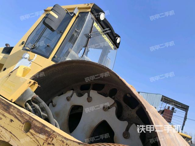 后轮右侧全景（压路机前后车架）