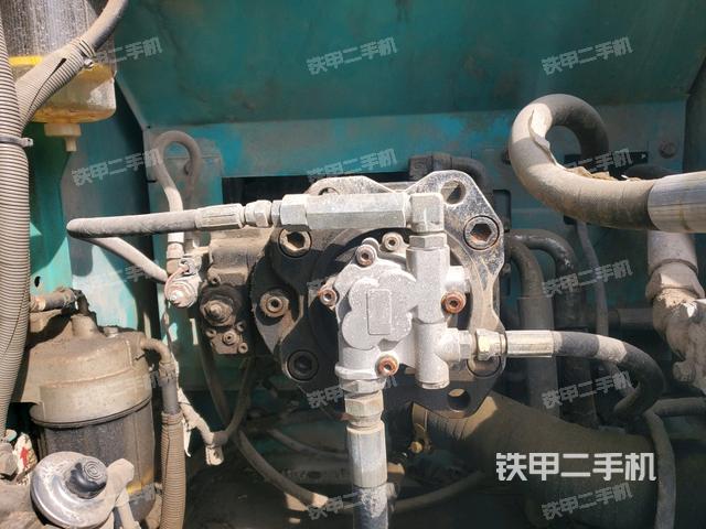 液压泵舱室正面整体（整机外观）