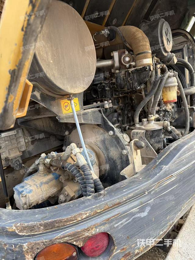 液压泵舱室正面整体（整机外观）