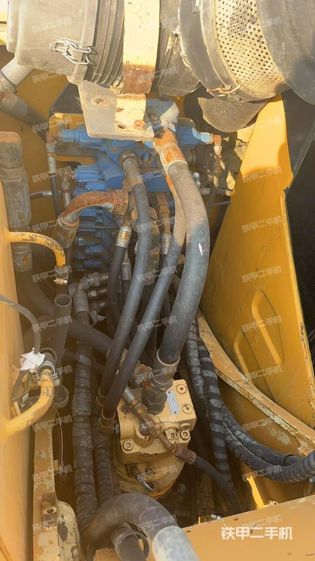 回转马达和主控阀（整机外观）