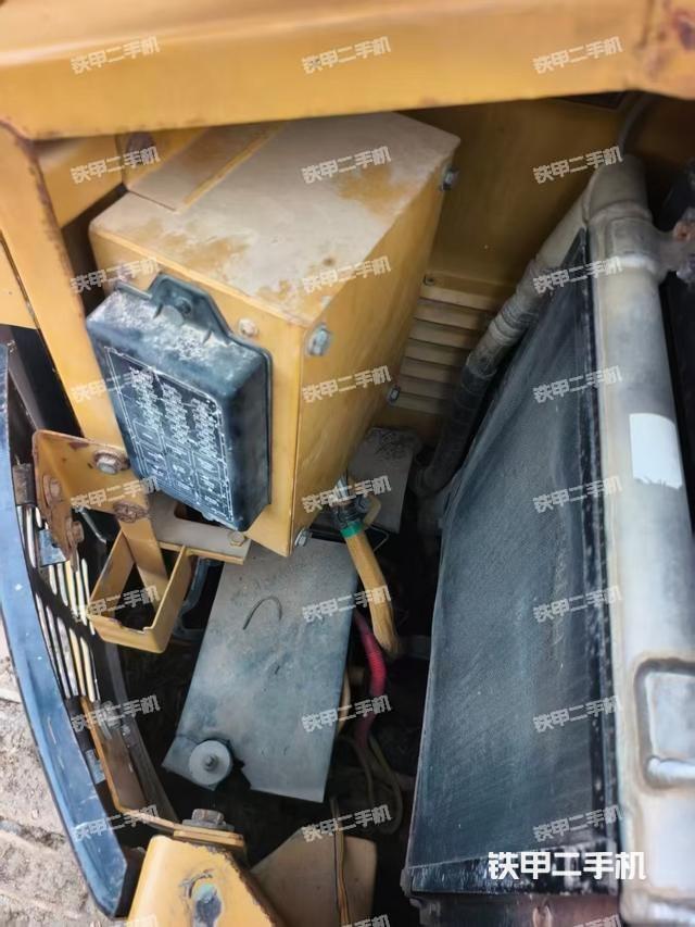 液压泵舱室正面整体（整机外观）